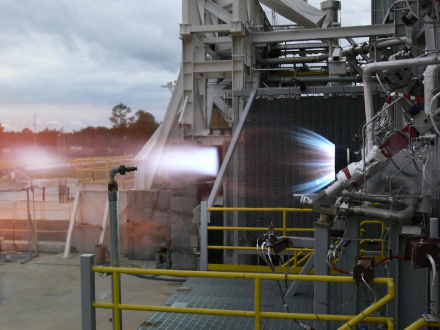 A thrust chamber test of the BE-3 engine.